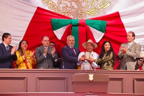 Alfredo Ramírez Bedolla celebra condecoración a comunidades mazahuas en Zitácuaro