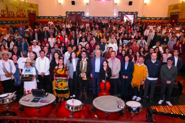 Bedolla y Claudia Curiel entregan instrumentos a seis bandas musicales en Pátzcuaro