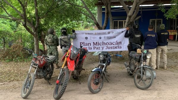 FGE asegura cámaras parásitas, equipo táctico y motocicletas en operativos en Buenavista y Apatzingán
