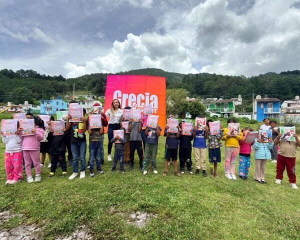 Grecia Aguilar entrega útiles escolares en Angangueo y destaca reforma educativa contra cargas económicas a familias