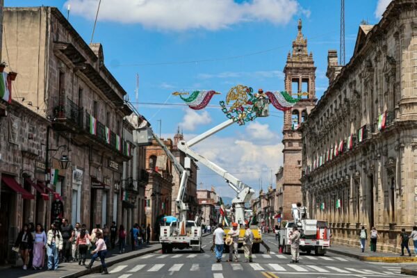 Gobierno de Morelia coloca adornos patrios en calles del Centro Histórico para Fiestas Patrias