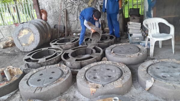 Ooapas fabrica de 6 a 8 brocales diarios para fortalecer reparaciones en Morelia