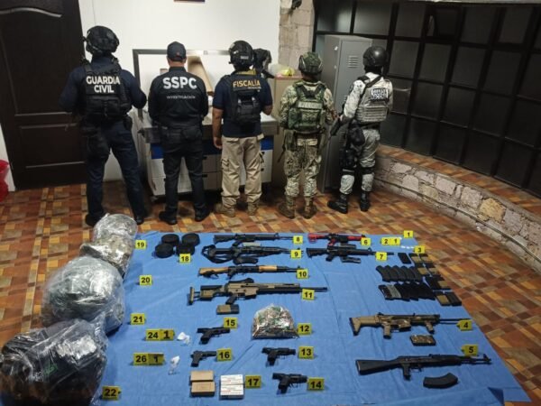FGE asegura armas, equipo táctico, droga y cinco vehículos en cateo en Tinaja de Vargas