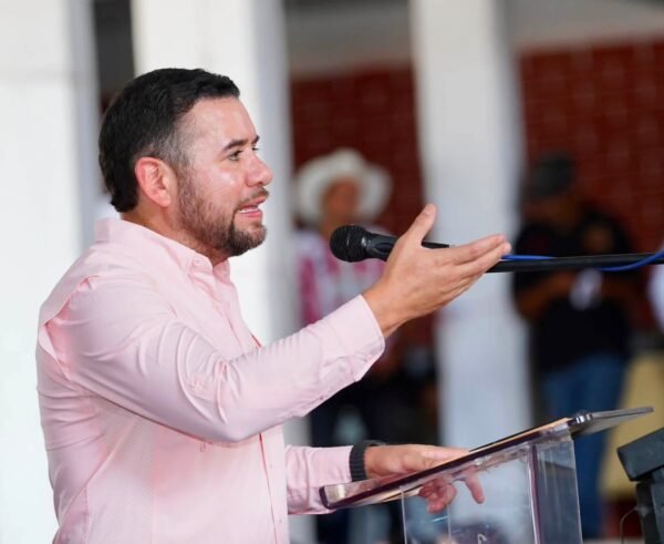 Reyes Galindo apoya consulta nacional para regular uso de celulares en escuelas de Michoacán