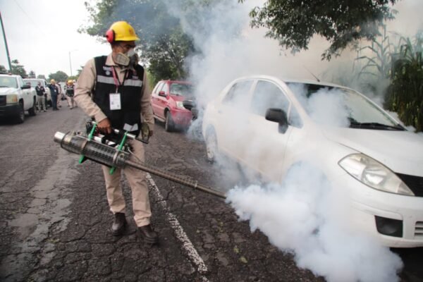 SSM intensifica acciones contra el dengue en colonias de Morelia con control larvario y nebulización