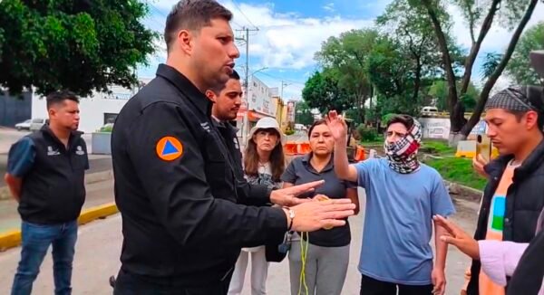 Protección Civil advierte riesgo por maquinaria pesada detenida por manifestantes en Tres Puentes