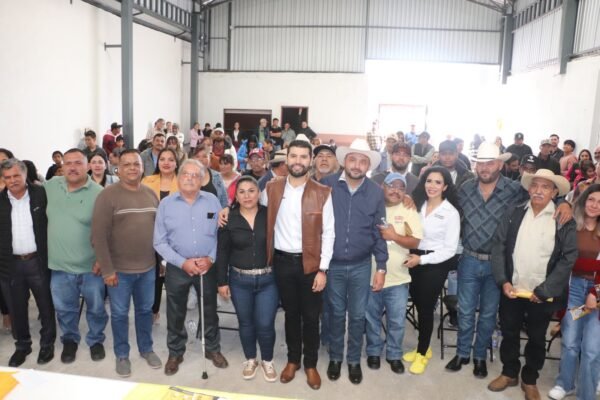 Octavio Ocampo impulsa la Grandeza de Michoacán en asamblea de Villa Madero y con productores de mezcal
