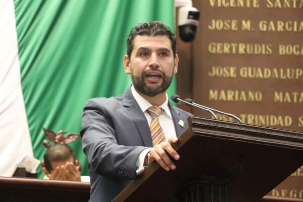 Octavio Ocampo respalda obras de infraestructura en Michoacán