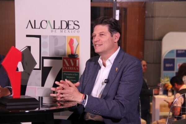 Alfonso Martínez recibe premio por modelo de seguridad en Morelia