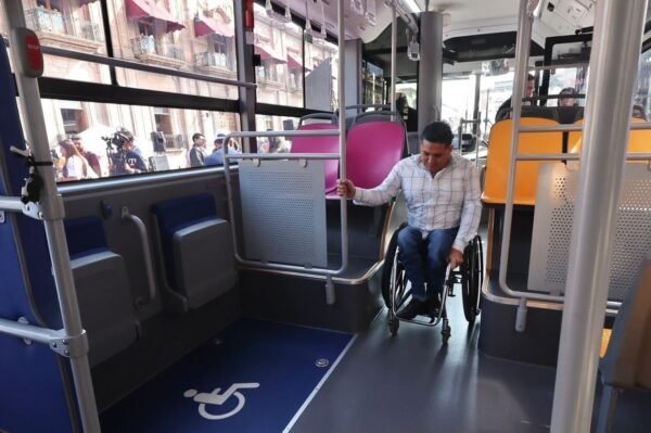 Alfredo Ramírez Bedolla destaca inclusión en el Morebús para discapacitados