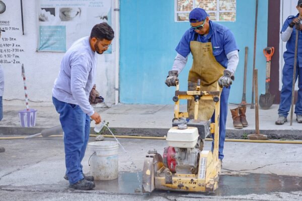 Ooapas repara dos fugas de agua en el Sector Revolución