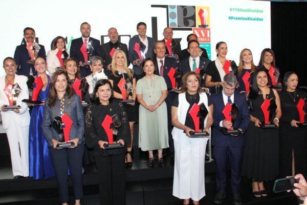 Gobiernos locales de 17 estados reciben premio por mejores prácticas