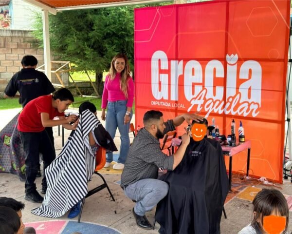 Grecia Aguilar impulsa jornada de cortes de cabello gratuitos en Angangueo