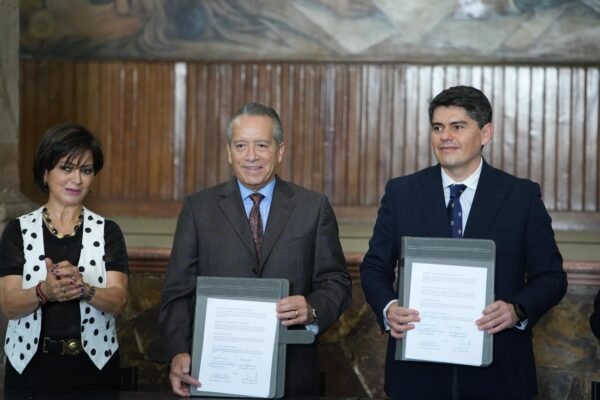 Gobierno de Zitácuaro y Fármacos FR firman convenio para despensas a bajo costo
