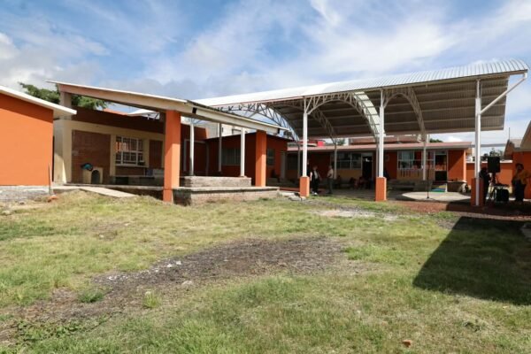 Gobierno de Morelia entrega techumbre en primaria 13 de Abril