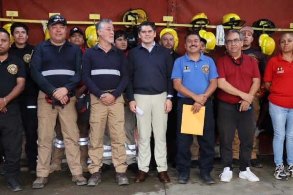 Antonio Ixtláhuac reconoce a bomberos de Zitácuaro con apoyo económico en su día