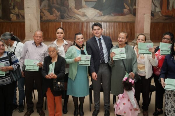 Antonio Ixtláhuac entrega 20 visas para reunificación familiar en Zitácuaro