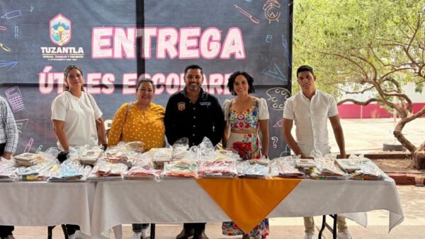 Fernando Ocampo entrega útiles escolares en segunda jornada en Tuzantla