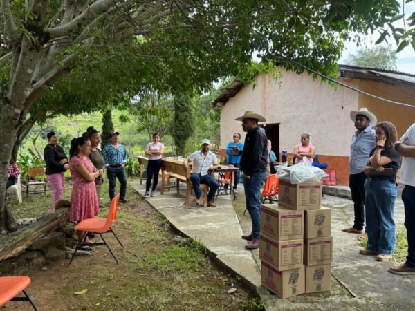 Fernando Ocampo entrega útiles y despensas en comunidades de Tuzantla
