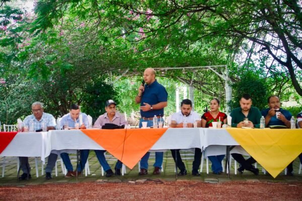 Ismael Arriaga refrenda coordinación con escuelas de Juárez para ciclo escolar