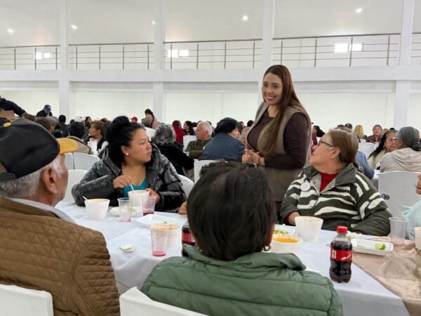 Lety Arriaga refrenda compromiso con adultos mayores de Ocampo