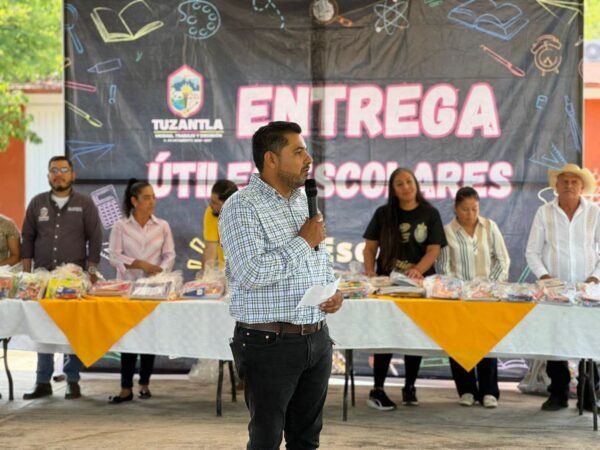 Fernando Ocampo continúa entrega de útiles escolares en comunidades de Tuzantla