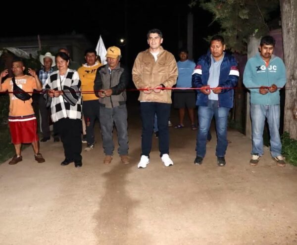 Antonio Ixtláhuac inaugura rehabilitación de camino en San Felipe de los Alzati