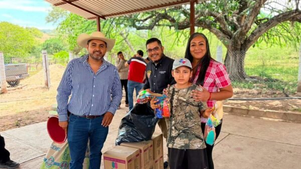 Fernando Ocampo continúa con entrega de útiles escolares y despensas en comunidades de Tuzantla