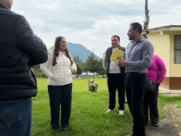 Lety Arriaga visita primaria en Las Trojes para escuchar necesidades educativas