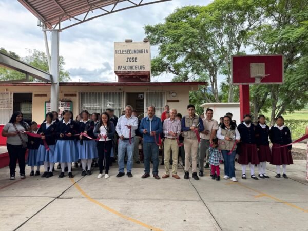 David López inaugura ciclo escolar y fosa séptica en telesecundaria de Providencia