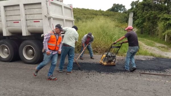 Ismael Arriaga instruye trabajos de bacheo en camino a Guanoro
