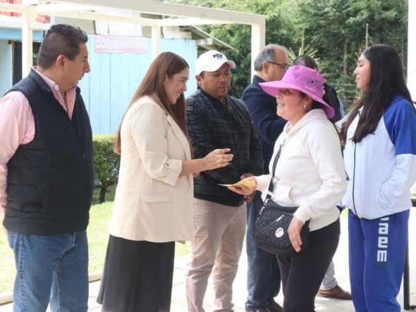 Lety Arriaga entrega apoyos del 50% de becas a estudiantes del Cobaem El Rosario