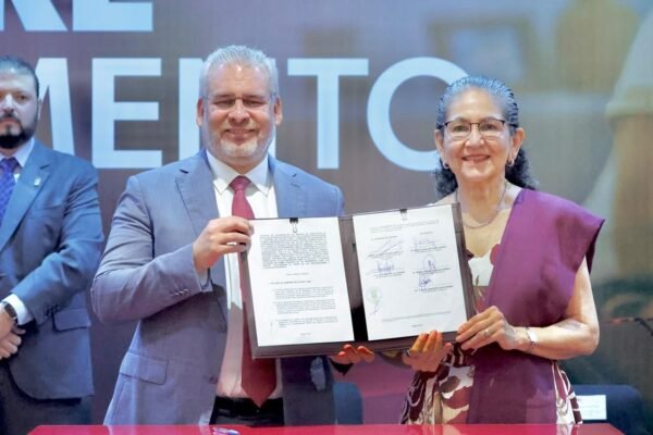 Alfredo Ramírez Bedolla firma convenio para Mes del Testamento con costo preferencial