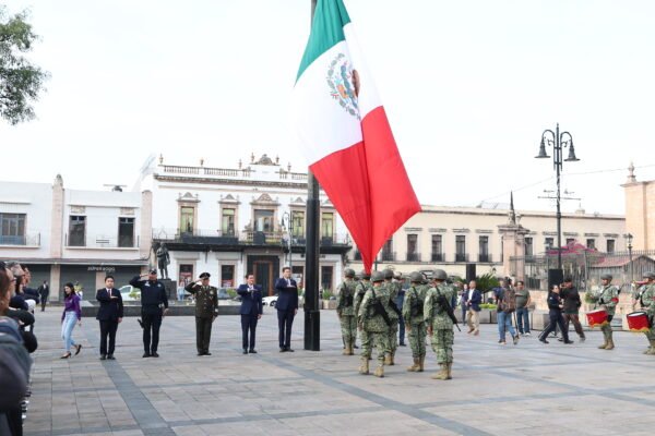 Alfonso Martínez encabeza izamiento de Bandera y arranca Fiestas Patrias en Morelia