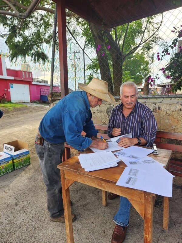 Saderm entrega insecticida para controlar plaga de chapulín en zonas rurales de Morelia