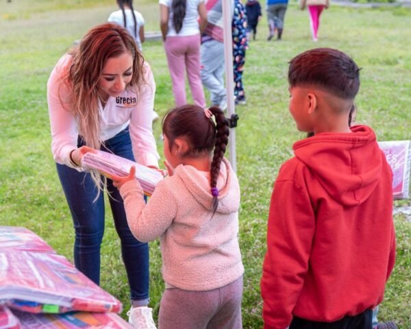 Grecia Aguilar entrega útiles escolares en Angangueo y refuerza cercanía con familias