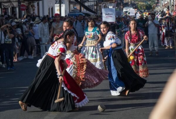 Secum ofrece taller de pelota de Uárhukua Ch’anakua en Pátzcuaro