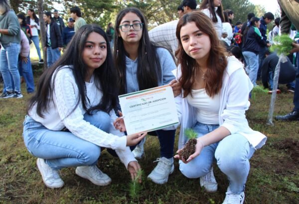 Cecytem reforesta sus 93 planteles con más de 10 mil árboles en Michoacán