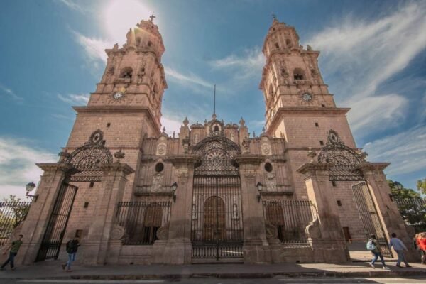 Alan x el mundo recomienda Morelia como destino para enamorarse en nuevo video