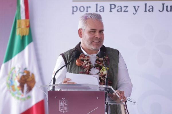 Bedolla entrega 10 mil guitarras de Paracho a secundarias para fortalecer educación y economía