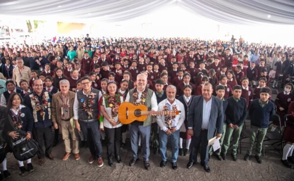SEE impulsa construcción de paz en secundarias con música y guitarras de Paracho