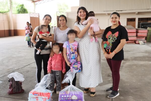Seimujer entrega más de 10 mil pañales en caravana Jalo por las Mamás en San Lucas
