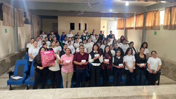Seimujer lleva menstruación digna a 105 estudiantes de Uruapan