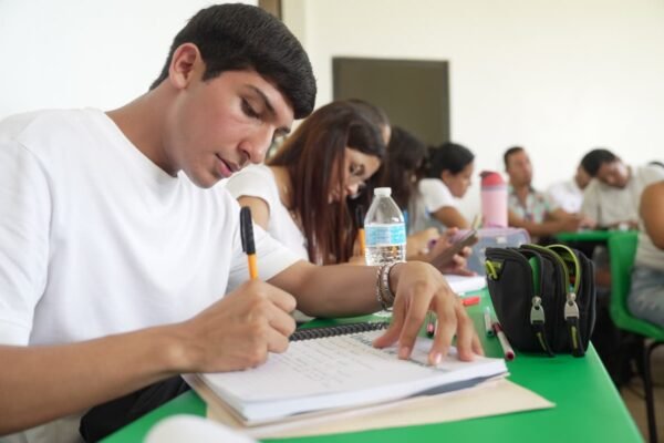 Jóvenes de la Sierra-Costa inician estudios universitarios en la UITPA de Aquila