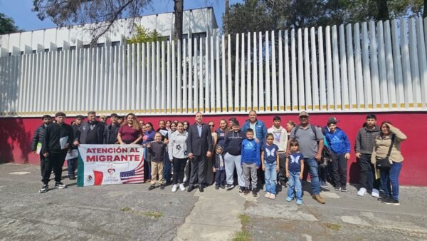 Semigrante acompaña a más de 150 michoacanos en trámite de pasaporte estadounidense