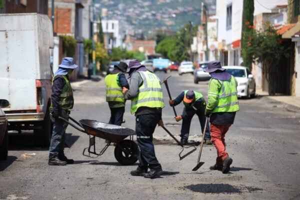 Gobierno de Morelia realiza bacheo en varias colonias