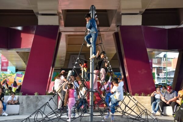 SCOP convierte distribuidores viales de Morelia en parques y espacios de convivencia