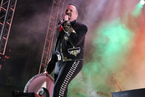 Pepe Aguilar reúne a miles de voces en una noche histórica en Morelia