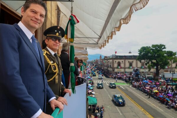 Desfile por el 216 aniversario de la Independencia llena de fervor el Centro de Morelia