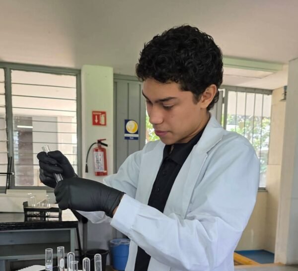 Alumno del Cecytem representará a México en Olimpiada Iberoamericana de Química